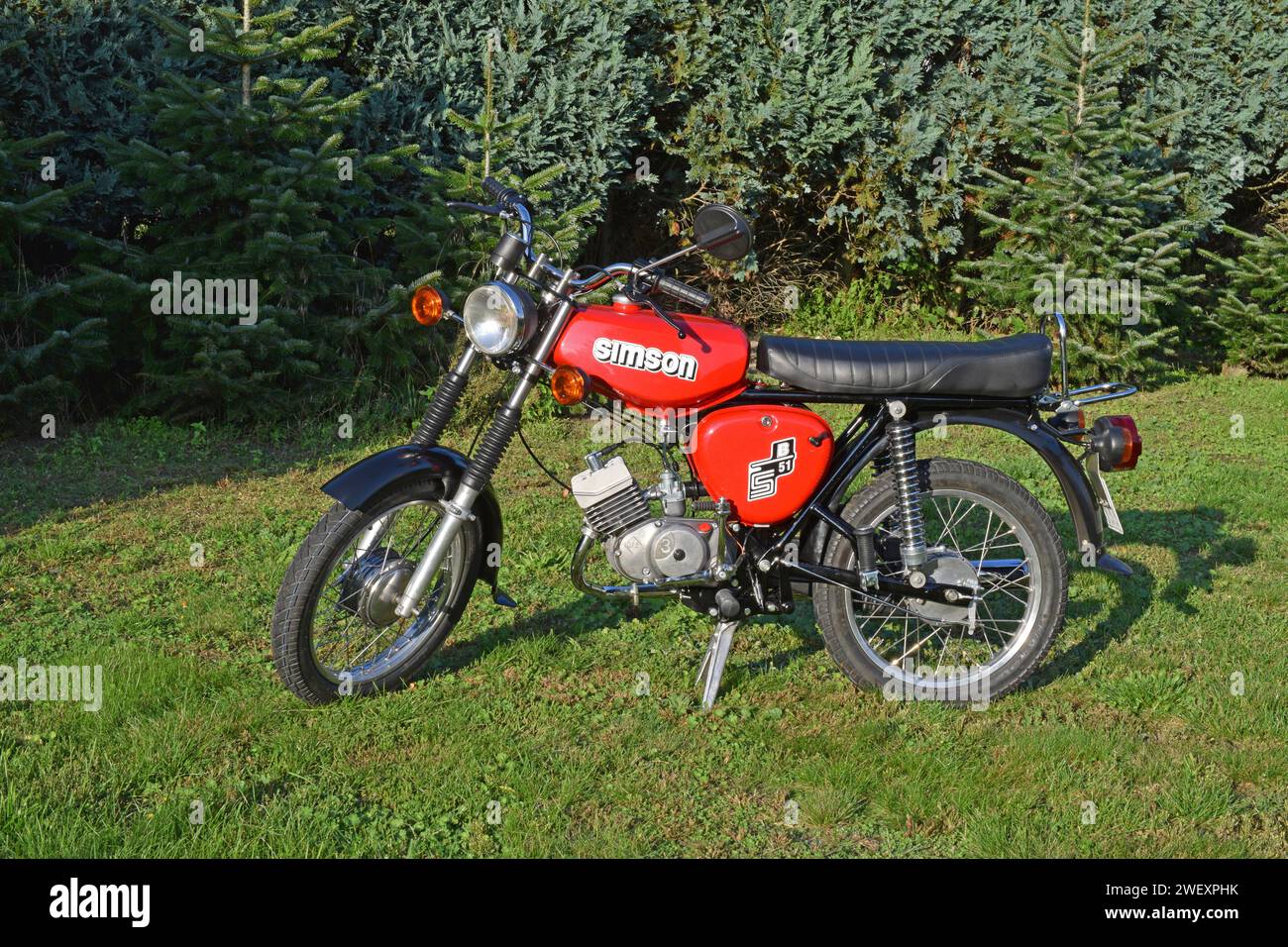 25.09.2021 Simson S 51 B Deutschland/ Sachsen Anhalt/ Altmark/ Altmarkkreis Salzwedel/ Stadt Klötze/ Ortsteil Neuferchau/ Moped/ Simson S51B/ Baujahr 1986/ 2021 kompletter Neuaufbau/ 3 Ganggetriebe/ 3,7 PS/ 49,9 ccm/ Farbe rot *** 25 09 2021 Simson S 51 B Germania Sassonia Anhalt Altmark Altmarkkreis Salzwedel Stadt Klötze Ortsteil Neuferchau Moped Simson S51B anno 1986 2021 cambio completo a 3 marce ricostruito 3,7 hp 49,9 ccm colore rosso Foto Stock