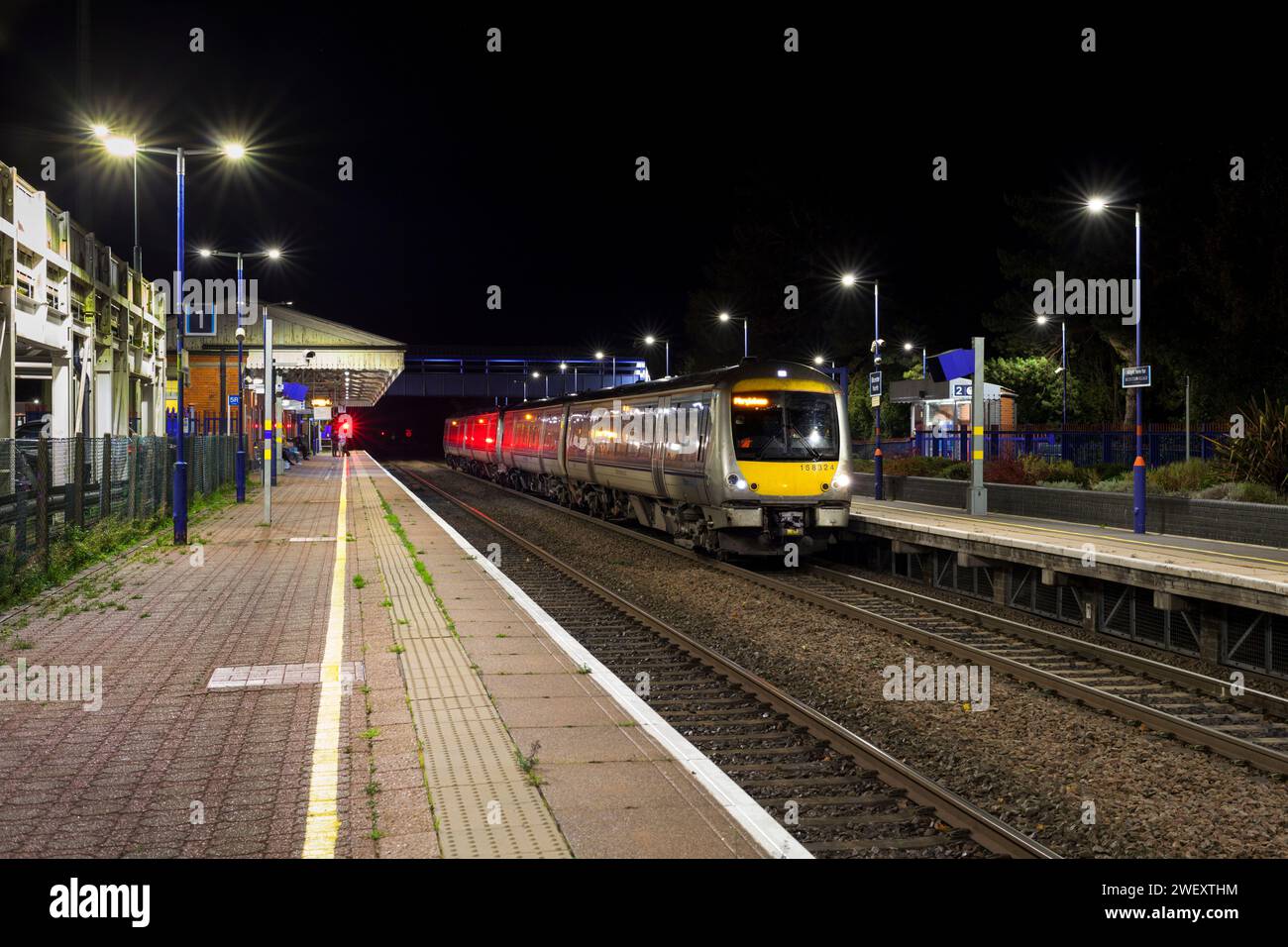 Chiltern Railways classe 168 treni Clubman 168324 + 168325 alla stazione ferroviaria di Bicester North di notte Foto Stock