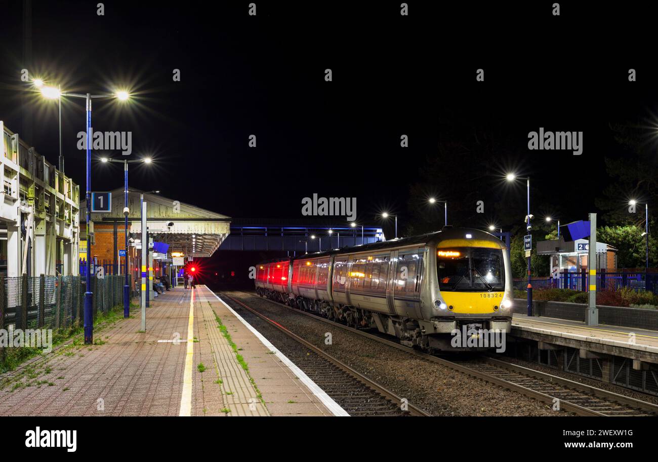 Chiltern Railways classe 168 treni Clubman 168324 + 168325 alla stazione ferroviaria di Bicester North di notte Foto Stock