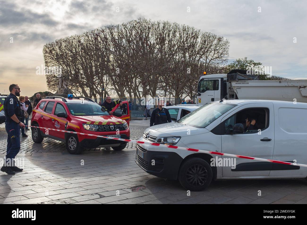 Montpellier, Francia, 2024. Auto della polizia e dei pompieri che bloccano l'accesso al centro della città dopo che gli incendi accesi dai contadini arrabbiati sono stati spenti Foto Stock