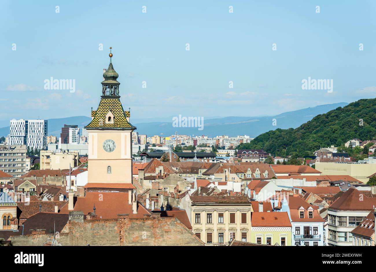 Vista aerea con la torre dell'orologio del municipio di Brasov situata nella piazza del Consiglio della città vecchia. Foto Stock