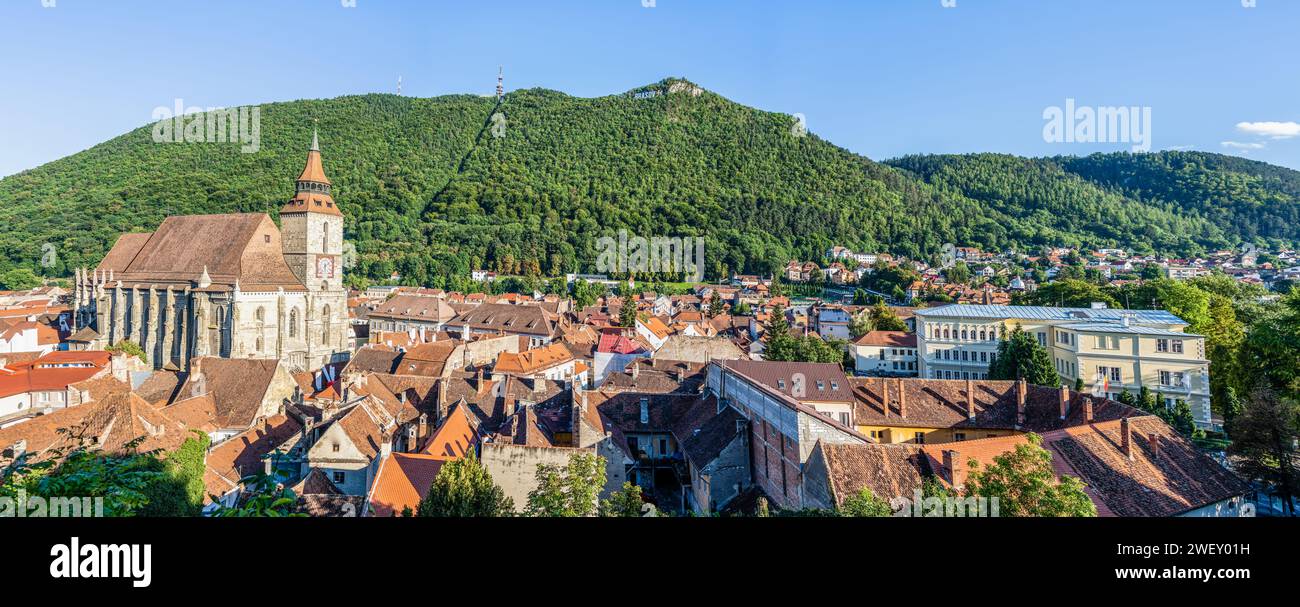 Brasov, Romania - 02 settembre 2023: Vista panoramica con Piazza del Consiglio (Piata Sfatului) nella città vecchia di Brasov e Monte Tampa nel retro Foto Stock