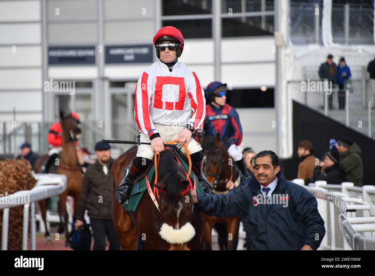 Cheltenham, Regno Unito. 27 gennaio 2024. Cheltenham Racecource, Regno Unito. Il vero Whacker, guidato da Sam Twiston-Davies. si prepara a dirigersi verso il basso. Azione del Paddy Power Cotswold Steeple Chase 13,50, vinta da Capodanno, a Cheltenham. REGNO UNITO. Crediti fotografici: Paul Blake/Alamy Sports News Foto Stock