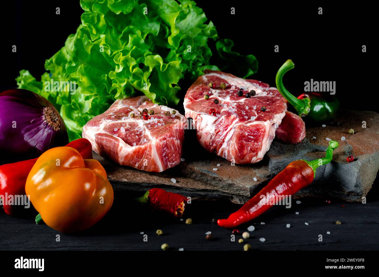 Carne e verdure. Succulente bistecche di carne fresca. Set barbecue. Foto Stock