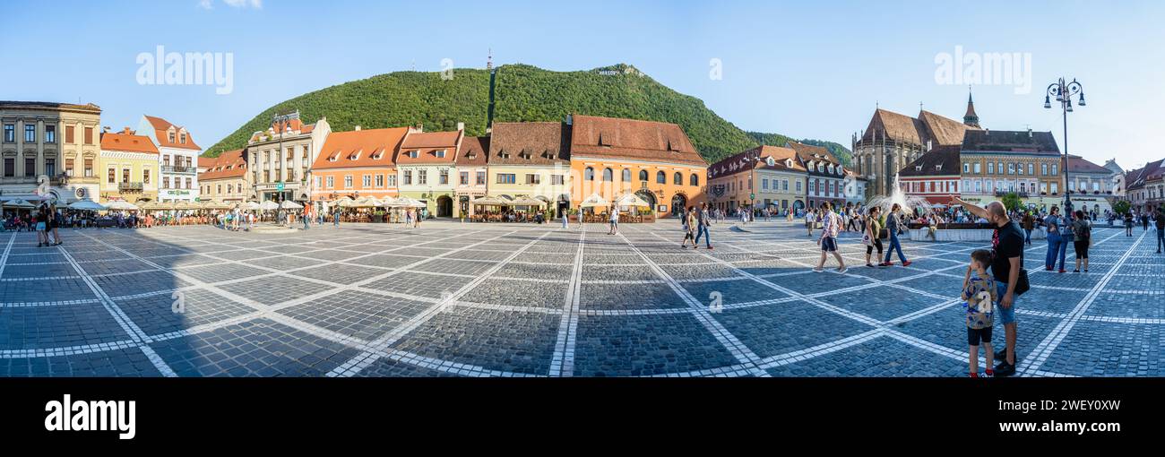Brasov, Romania - 02 settembre 2023: Vista panoramica con Piazza del Consiglio (Piata Sfatului) nella città vecchia di Brasov e Monte Tampa nel retro Foto Stock