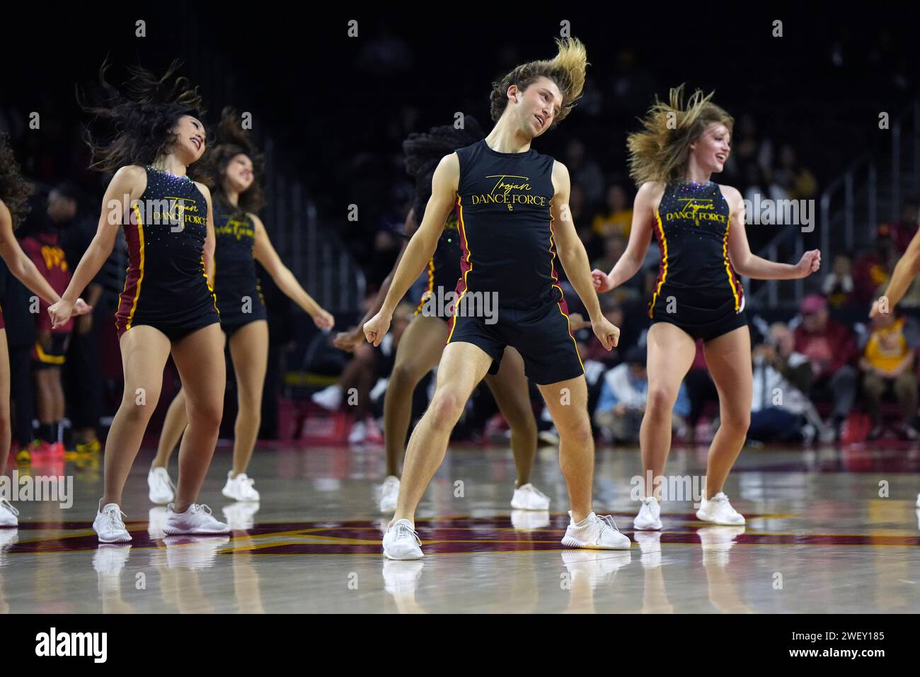 Le cheerleader della forza di danza maschile e femminile dei Southern California Trojans si esibiscono durante una partita di basket femminile del college NCAA contro i Washington State Cougars venerdì 26 gennaio 2024 a Los Angeles. Foto Stock