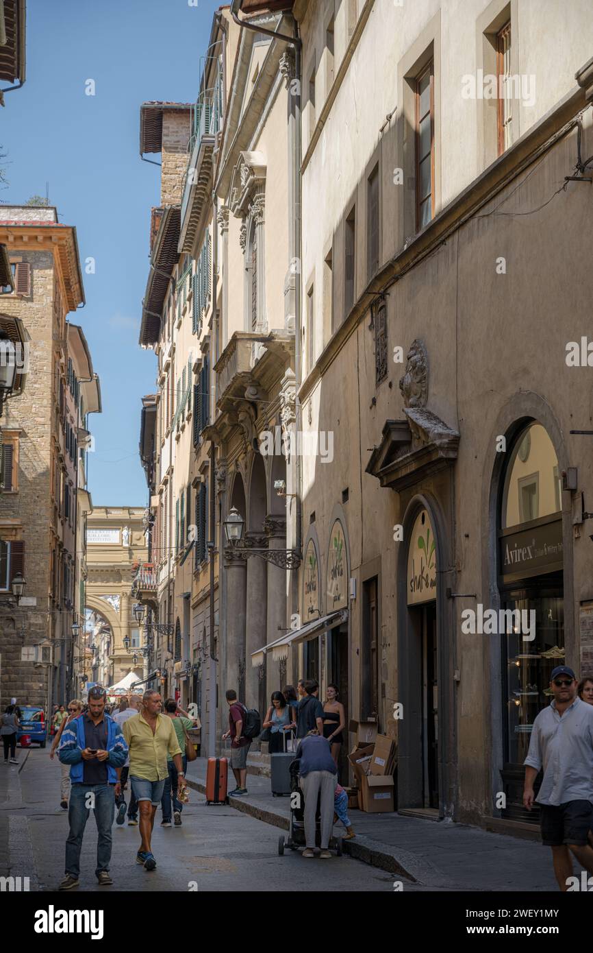 Firenze, Italia — 1 settembre 2023. Una foto in formato verticale di una strada laterale di Firenze traboccante di turisti. Foto Stock