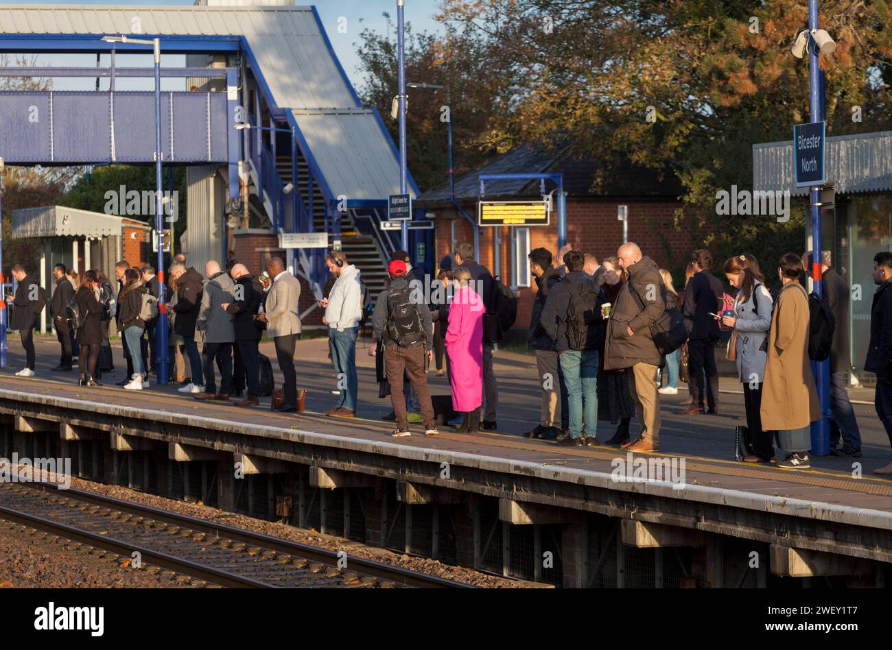 I pendolari dell'ora di punta aspettano alla stazione ferroviaria di Bicester North un servizio della Chiltern Railways per Londra Foto Stock