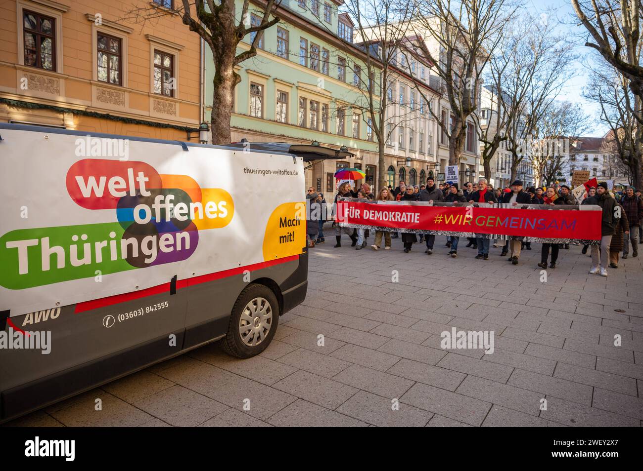 27.01.2024 Weimar: Etwas mehr als 1500 Bürgerinnen und Bürger sowie Mitglieder Weimarer Institutionen demonstrierten bei der Demonstration ãFür Demokratie - wir gemeinsamÒ gegen Rechtsextremismus, Faschismus und gegen die AfD. Kundgebung durch die Stadt Weimar. *** 27 01 2024 Weimar poco più di 1.500 cittadini e membri delle istituzioni di Weimar hanno manifestato contro l'estremismo di destra, il fascismo e la manifestazione AfD attraverso la città di Weimar alla manifestazione per la democrazia, insieme Foto Stock