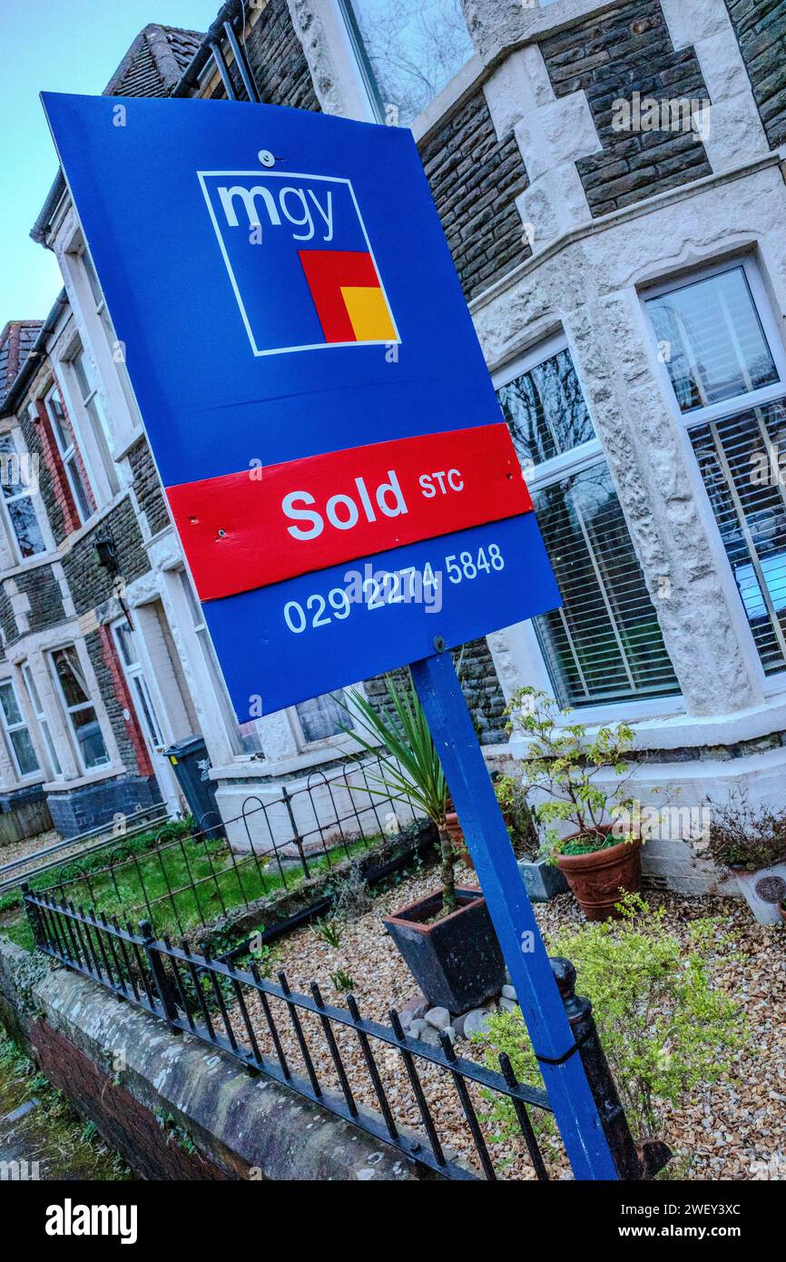 Cartello venduto dall'agente immobiliare fuori da una fila di case del Regno Unito. Mercato immobiliare, mercato immobiliare, economia. Mutui. Finanza. Elezioni nel Regno Unito. Foto Stock