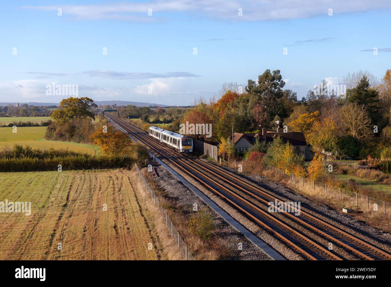 Chiltern Railways classe 168 treni Clubman 168326 + 168322 passando per Charlton-on-Otmoor sul collegamento Bicester parte della linea ferroviaria Varsity Foto Stock