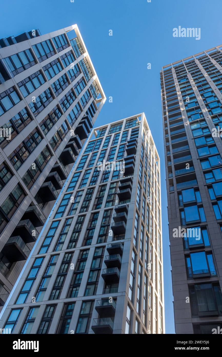 Grattacieli, tre alti blocchi di torri nel centro di Londra contro un cielo blu, Inghilterra, Regno Unito Foto Stock