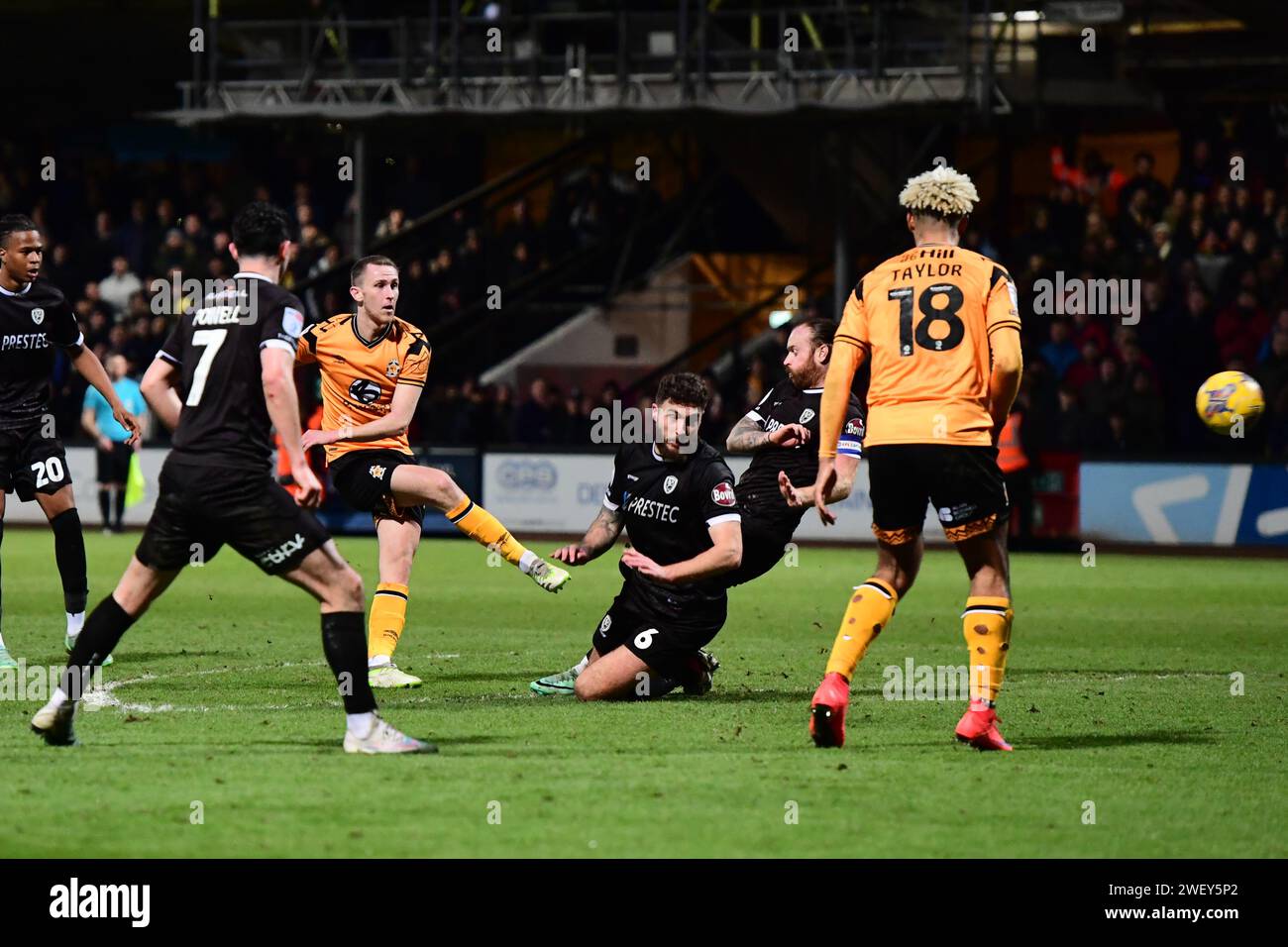 Adam May (19 Cambridge United) spara in ritardo durante la partita di Sky Bet League 1 tra Cambridge United e Burton Albion al Cledara Abbey Stadium di Cambridge sabato 27 gennaio 2024. (Foto: Kevin Hodgson | mi News) crediti: MI News & Sport /Alamy Live News Foto Stock