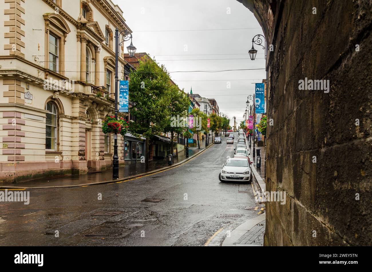 Derry City, Co Londonderry, N Ireland, settembre 27 2023 - Shipquay Street vista da sotto le mura di Derry Foto Stock