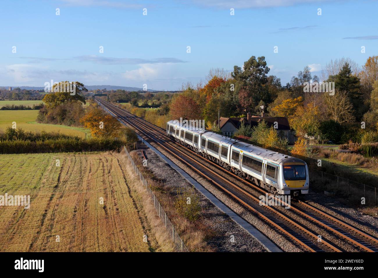 Chiltern Railways classe 168 treni Clubman 168326 + 168322 passando per Charlton-on-Otmoor sul collegamento Bicester parte della linea ferroviaria Varsity Foto Stock