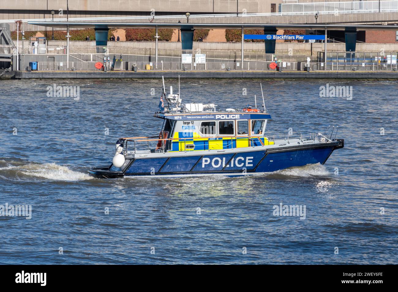 Nave della polizia sul Tamigi nel centro di Londra, Inghilterra, Regno Unito. Lancio della polizia metropolitana Foto Stock