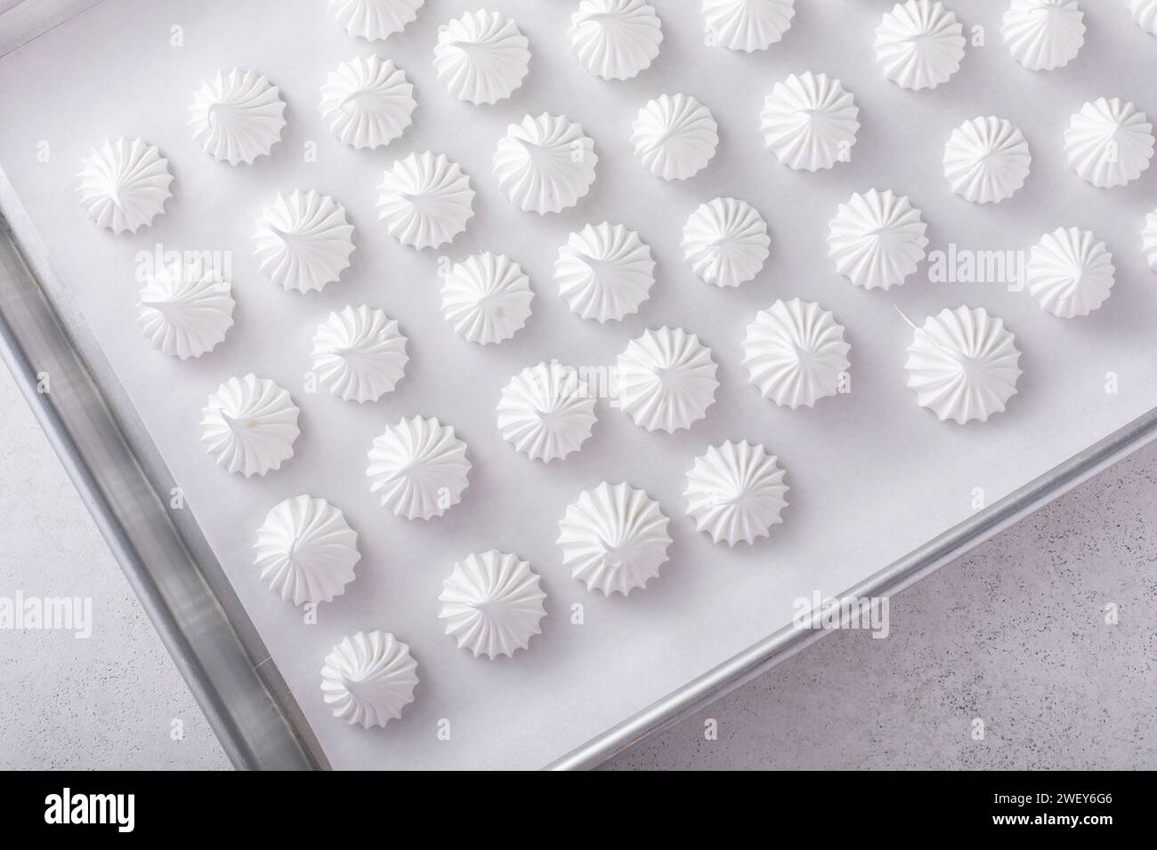Baci di meringa su una teglia da forno appena preparata, idea di dessert semplice fatto in casa Foto Stock