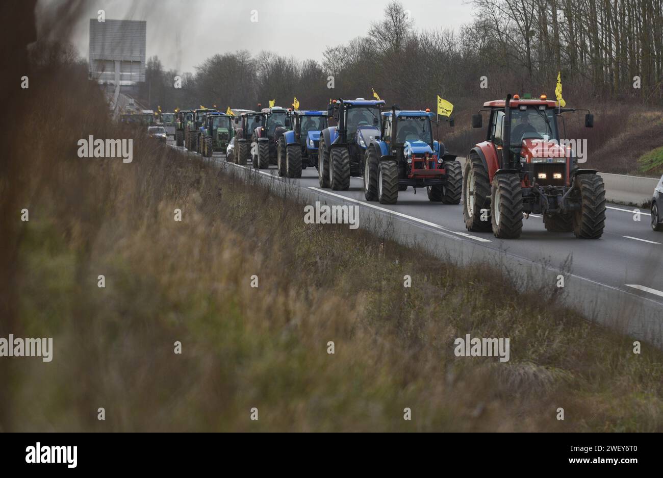 *** RIGOROSAMENTE NESSUNA VENDITA AI MEDIA O AGLI EDITORI FRANCESI - DIRITTI RISERVATI ***27 gennaio 2024 - Mitry-Mory, Francia: Gli agricoltori francesi del Coordination rurale union guidano i loro trattori in protesta contro l'aeroporto CDG di Parigi, tra le minacce di bloccare il traffico intorno alla capitale francese. Gli agricoltori infuriati per la bassa remunerazione, la burocrazia e le importazioni sleali hanno promesso di continuare a protestare, mantenendo le barricate del traffico sulle autostrade, un giorno dopo la serie di misure a favore dell'agricoltura del governo. Foto Stock