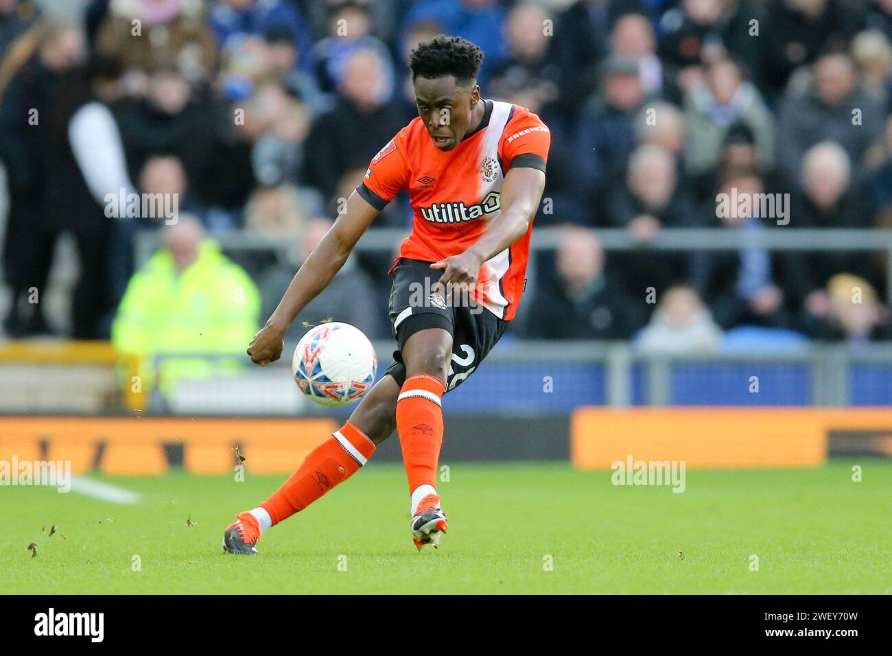 Liverpool, Regno Unito. 27 gennaio 2024. Albert Sambi Lokonga di Luton Town. Emirates fa Cup, 4° round match, Everton contro Luton Town al Goodison Park di Liverpool sabato 27 gennaio 2024. Questa immagine può essere utilizzata solo per scopi editoriali. Solo per uso editoriale, foto di Chris Stading/Andrew Orchard fotografia sportiva/Alamy Live news credito: Andrew Orchard fotografia sportiva/Alamy Live News Foto Stock