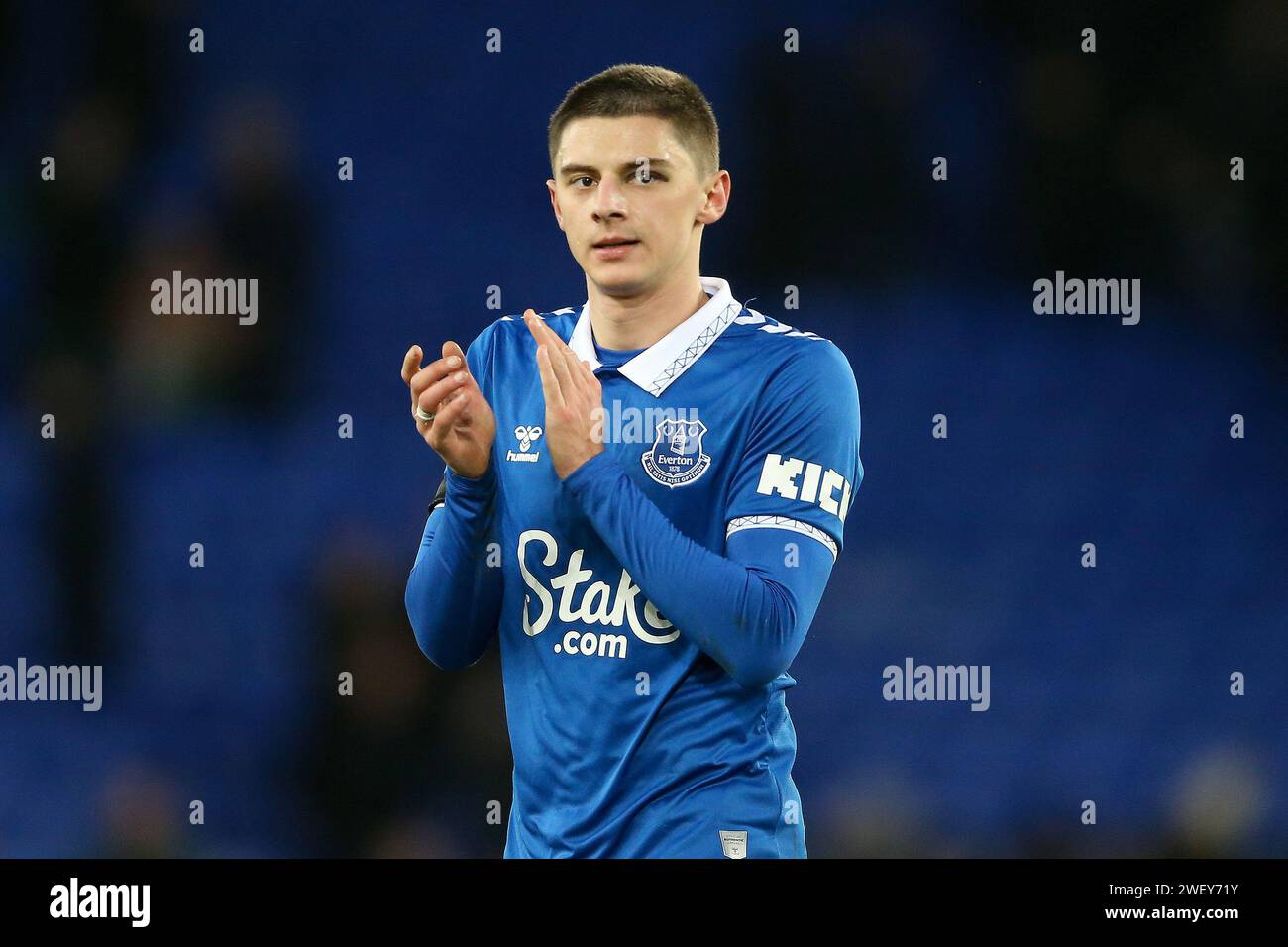 Liverpool, Regno Unito. 27 gennaio 2024. Vitaliy Mykolenko di Everton Looking è stato espulso alla fine del gioco. Emirates fa Cup, 4° round match, Everton contro Luton Town al Goodison Park di Liverpool sabato 27 gennaio 2024. Questa immagine può essere utilizzata solo per scopi editoriali. Solo per uso editoriale, foto di Chris Stading/Andrew Orchard fotografia sportiva/Alamy Live news credito: Andrew Orchard fotografia sportiva/Alamy Live News Foto Stock