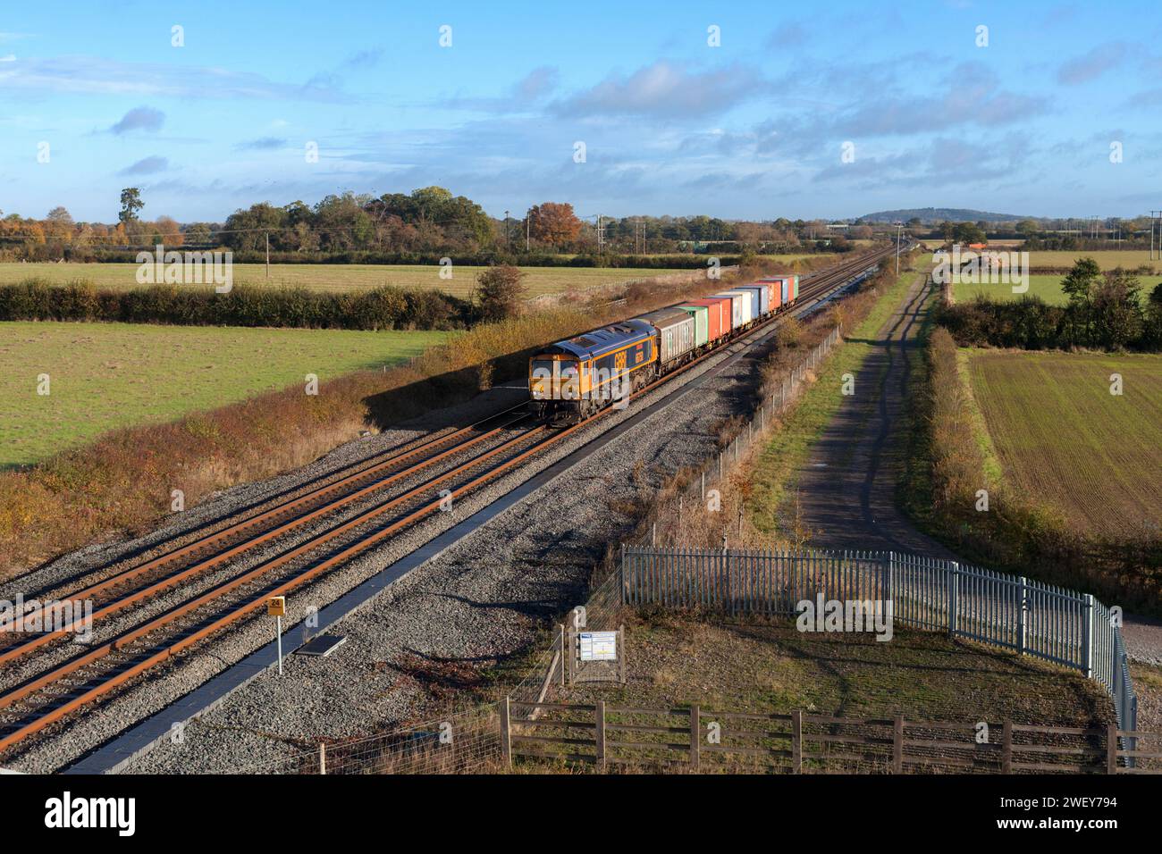 GB Railfreight classe 66 locomotiva 66750 che trasporta un breve treno merci per il ministero della difesa passando per Charlton-on-Otmoor, Oxfordshire, Regno Unito Foto Stock