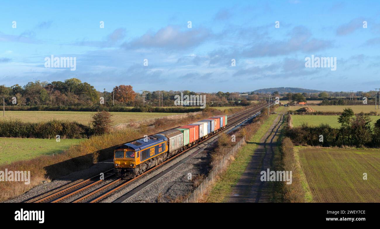 GB Railfreight classe 66 locomotiva 66750 che trasporta un breve treno merci per il ministero della difesa passando per Charlton-on-Otmoor, Oxfordshire, Regno Unito Foto Stock