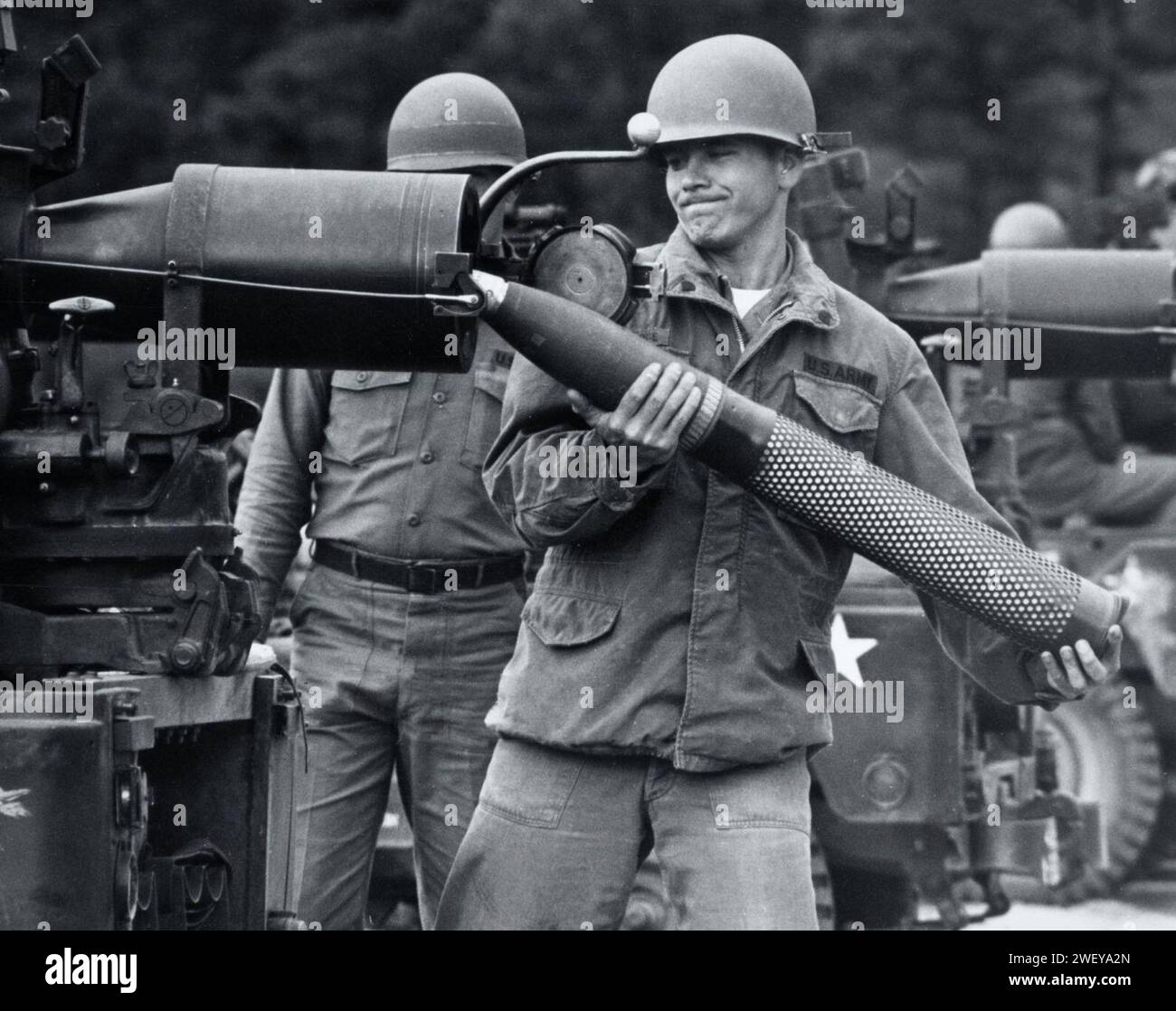 Un soldato della Guardia Nazionale dell'Oklahoma carica un fucile senza rinculo M40 durante l'addestramento a Fort Chaffee JMTC nel 1978. Foto Stock