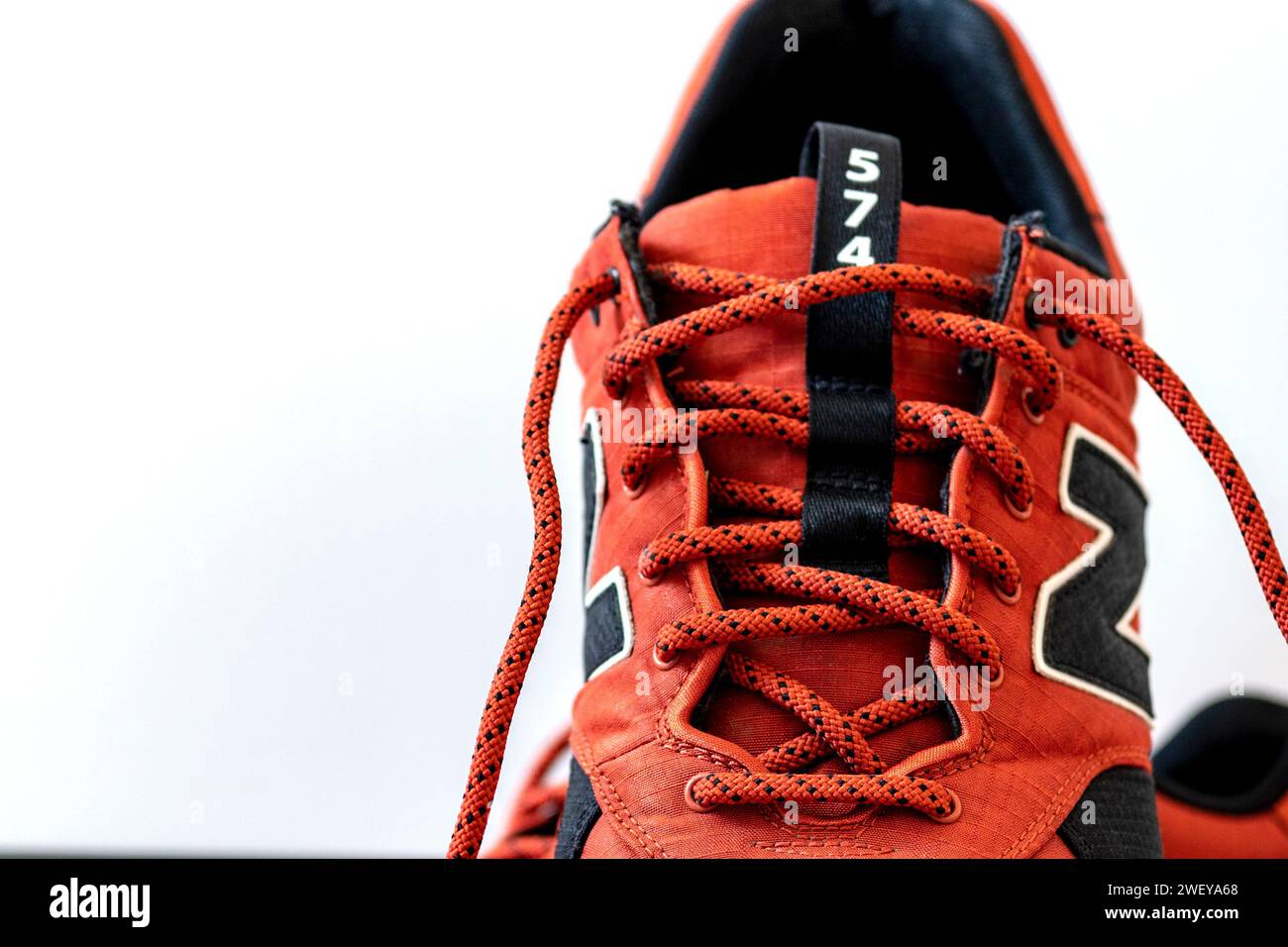 Vinnytsia. Ucraina. 14/10/2020. Sneakers arancioni in terracotta, sportive nuovissime Balance. Primo piano Foto Stock