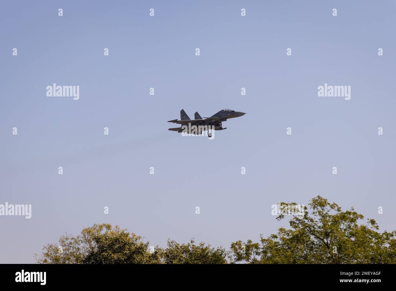 Gli aerei da combattimento militari in arrivo per l'atterraggio all'aeroporto durante il giorno il video viene preso a jaipur rajasthan india il 21 gennaio 2024. Foto Stock