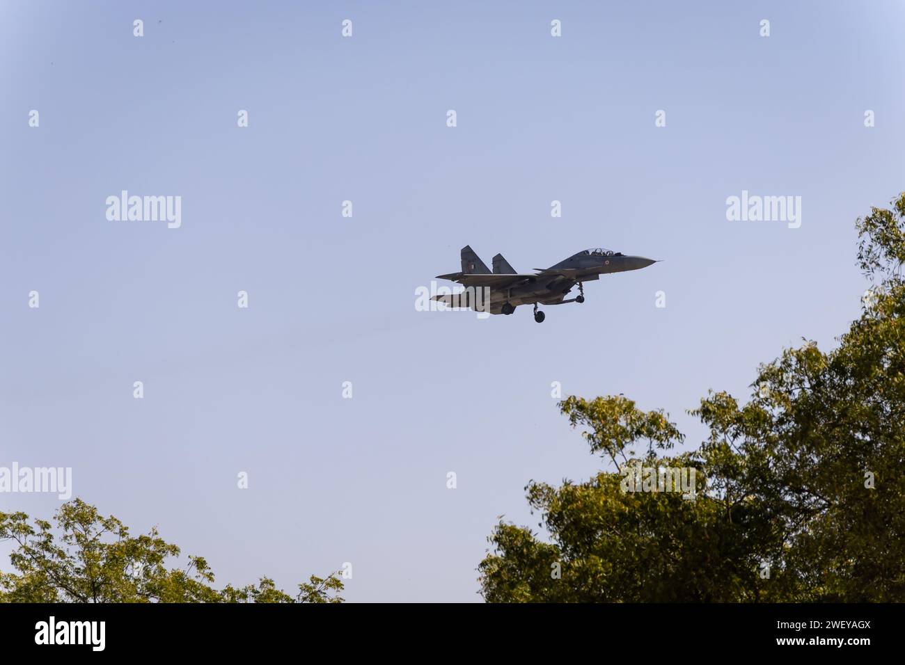 Gli aerei da combattimento militari in arrivo per l'atterraggio all'aeroporto durante il giorno il video viene preso a jaipur rajasthan india il 21 gennaio 2024. Foto Stock