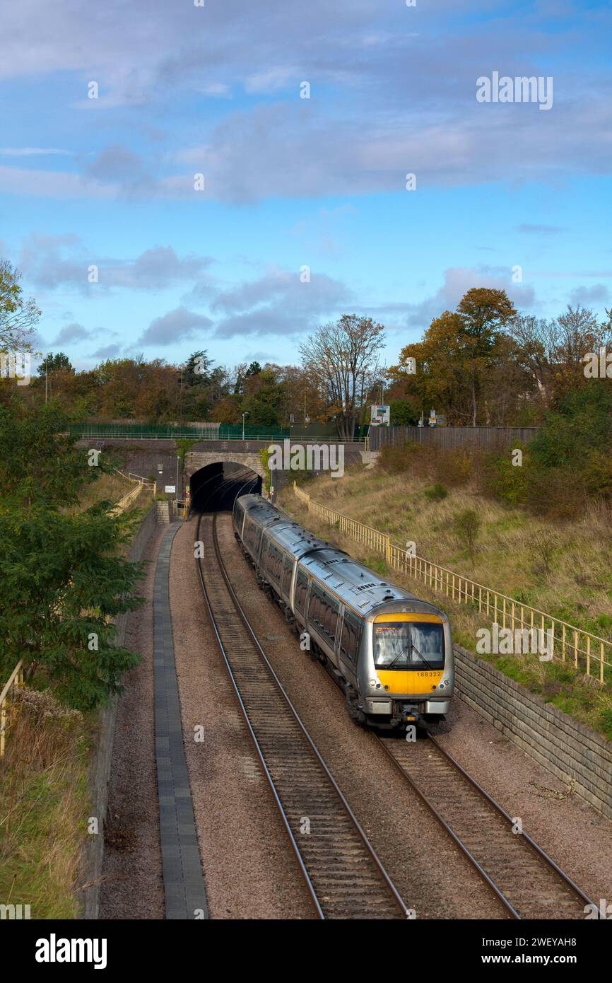 Chiltern Railways classe 168 treno clubman 168322 + 168326 lasciando Wolvercote Tunnel, Oxford, Regno Unito con un treno Marylebone per Oxford Foto Stock