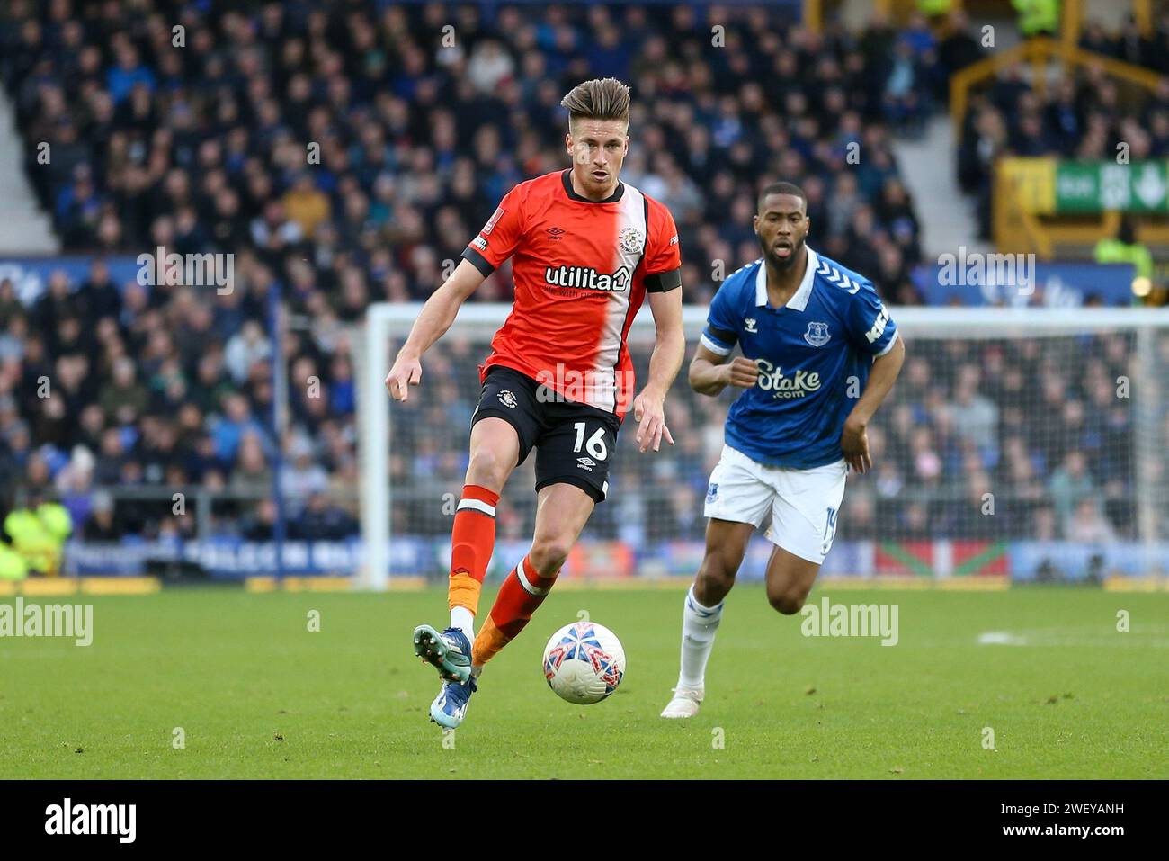 Liverpool, Regno Unito. 27 gennaio 2024. Reece Burke di Luton Town in azione. Emirates fa Cup, 4° round match, Everton contro Luton Town al Goodison Park di Liverpool sabato 27 gennaio 2024. Questa immagine può essere utilizzata solo per scopi editoriali. Solo per uso editoriale, foto di Chris Stading/Andrew Orchard fotografia sportiva/Alamy Live news credito: Andrew Orchard fotografia sportiva/Alamy Live News Foto Stock