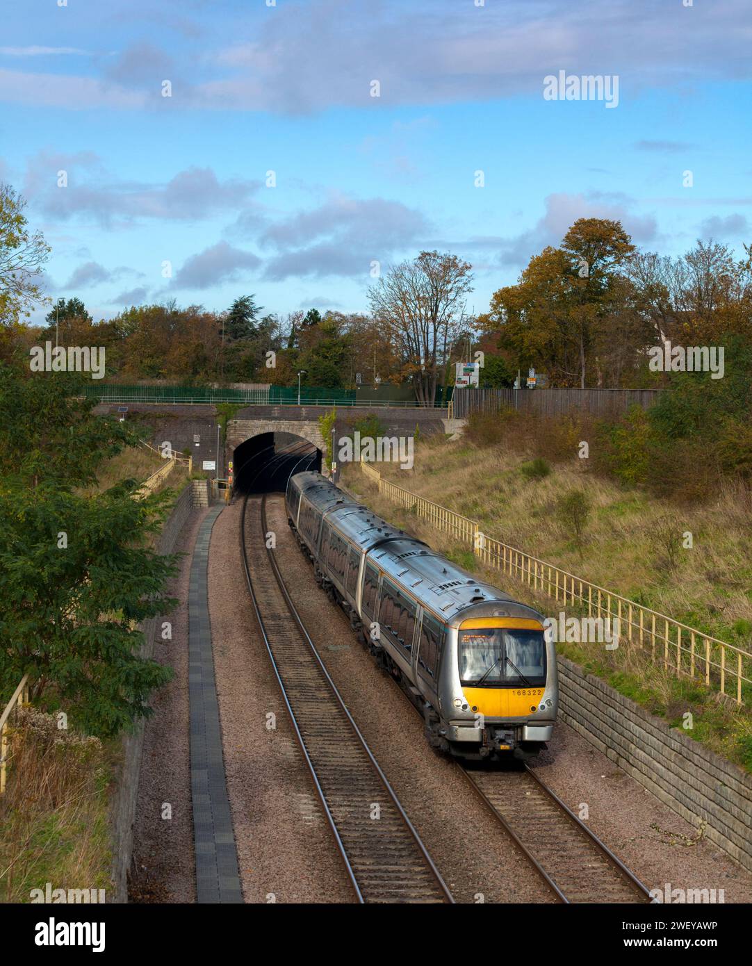 Chiltern Railways classe 168 treno clubman 168322 + 168326 lasciando Wolvercote Tunnel, Oxford, Regno Unito con un treno Marylebone per Oxford Foto Stock