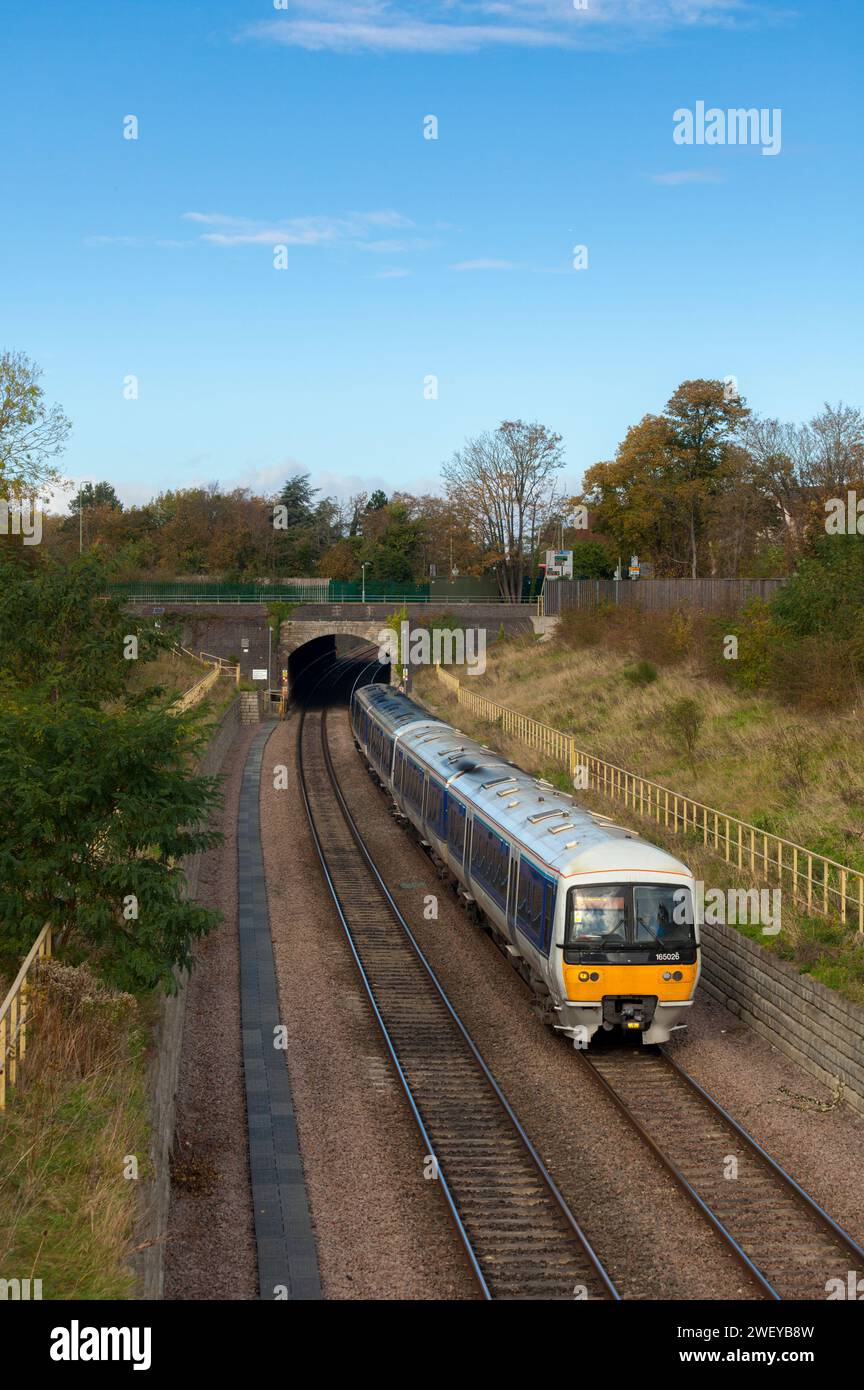 Chiltern Railways classe 165 treni Turbo 165026 + 165016 che lasciano Wolvercote Tunnel, Oxford, Regno Unito con un treno Marylebone per Oxford Foto Stock