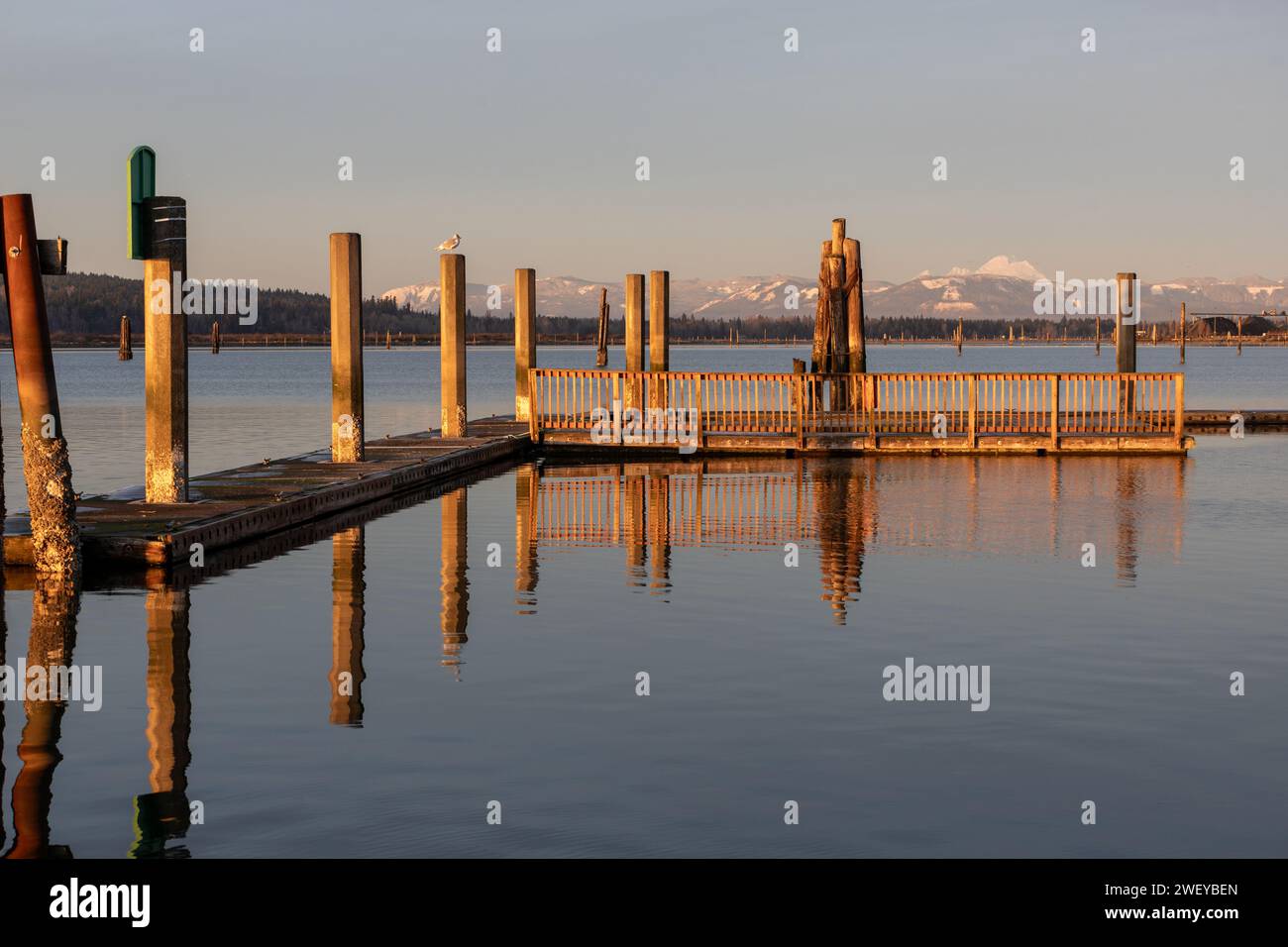 Molo sul lungomare di Everett Washington con il monte Baker sullo sfondo al tramonto Foto Stock