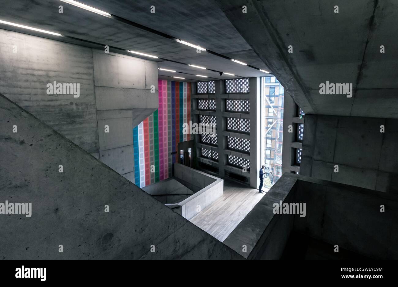 Londra - 23 settembre 2017 - Dystopian concrete futuristic Modern Interior presso la Tate Modern, Londra Regno Unito Foto Stock