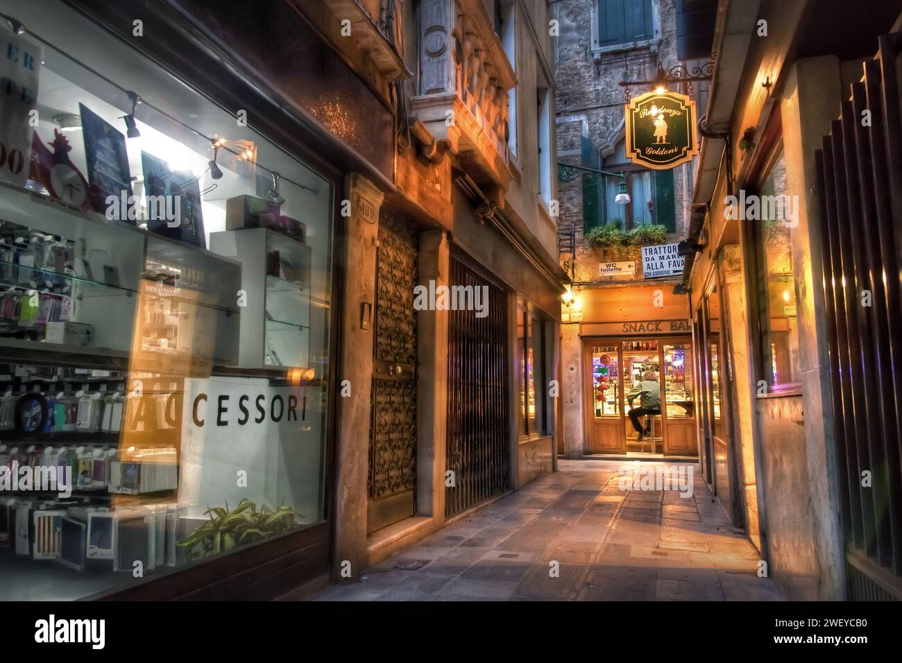 Venezia - 22 maggio 2017 - vicolo veneziano con caffè e ristorante che serve Cicchetti al tramonto, Venezia, Italia Foto Stock