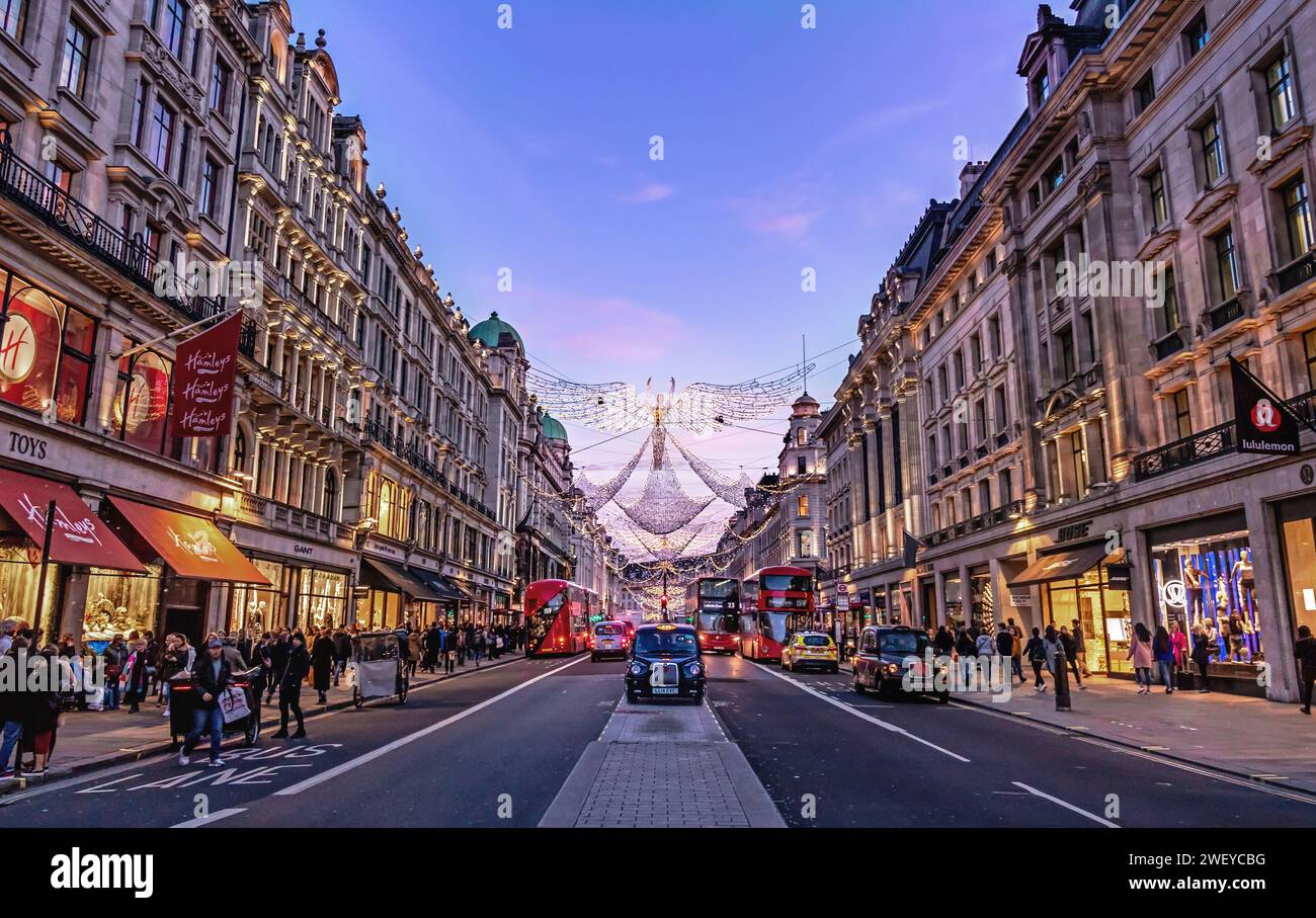 Londra - 17 novembre 2017 - scena natalizia al tramonto in Regent Street con Black taxi and Angels, Londra Regno Unito Foto Stock