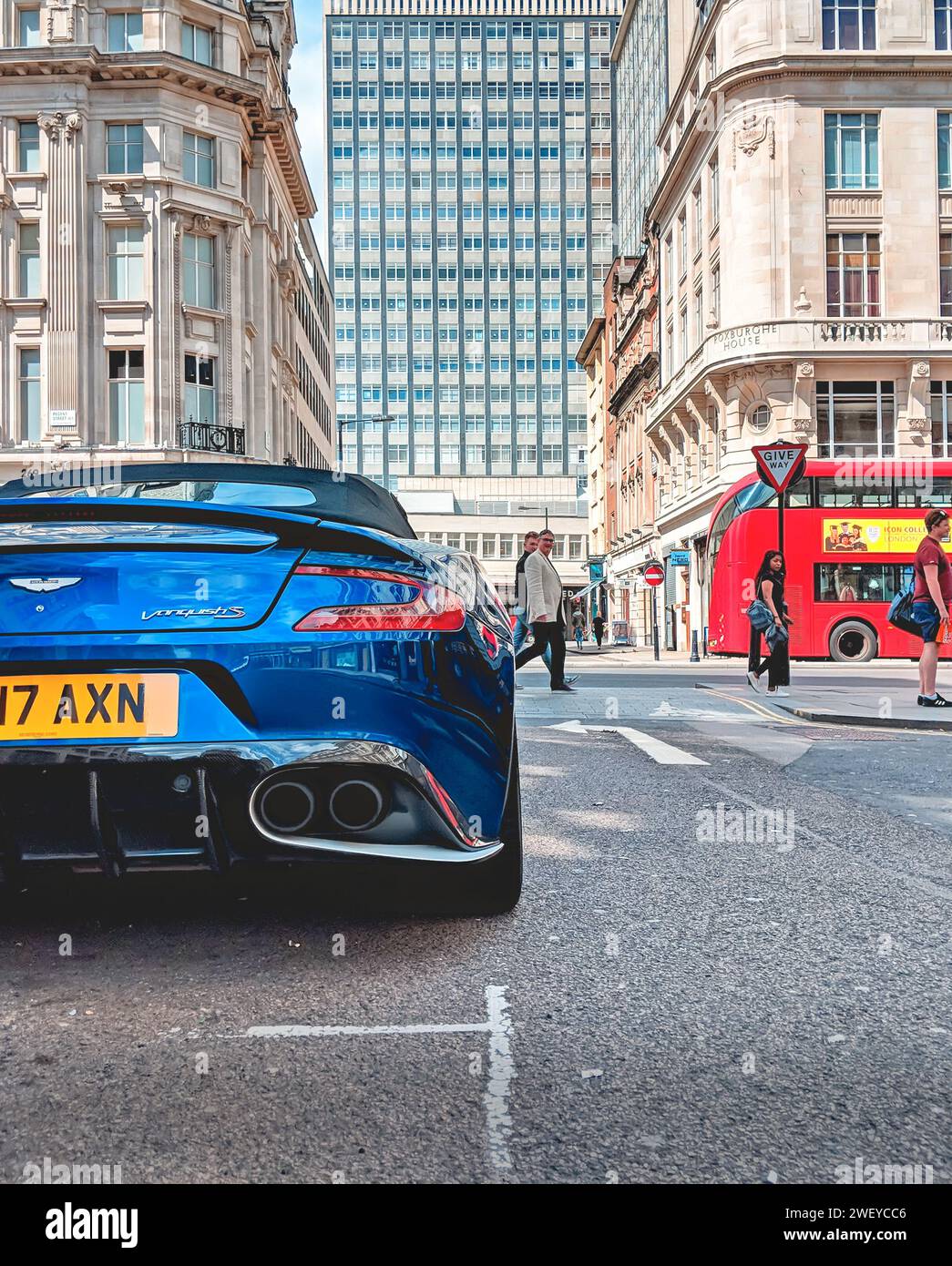 Londra - 16 giugno 2018 - British Blue Sports Car in London City Street con autobus a due piani rosso, Londra Regno Unito Foto Stock