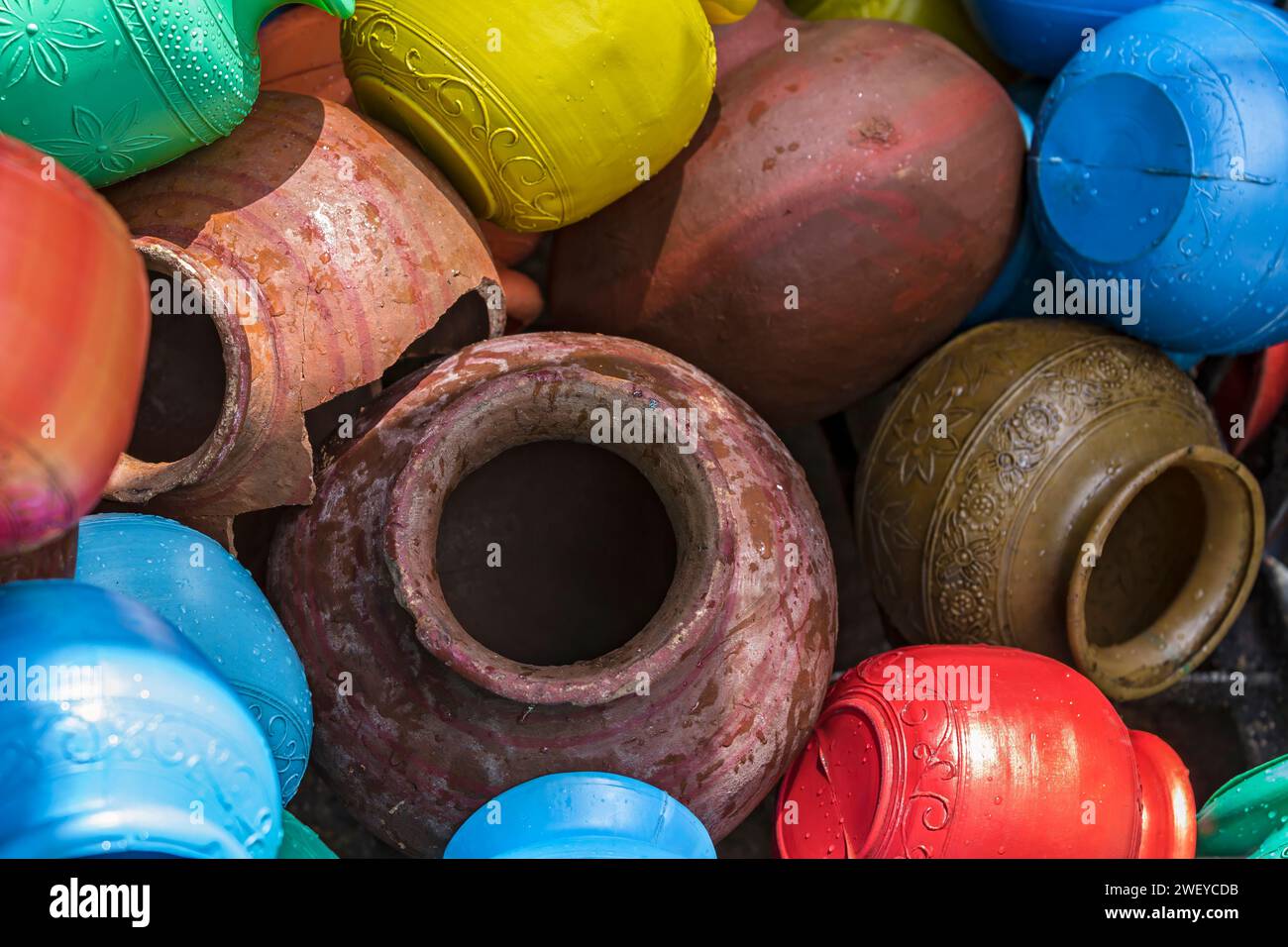 Vasi colorati e jags fanno da sfondo al tradizionale rituale Diwali in Sri Lanka Foto Stock