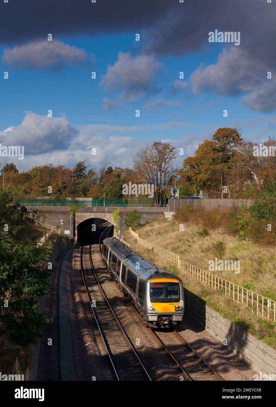 Chiltern Railways classe 168 clubman treno 168219 che lascia Wolvercote Tunnel, Oxford, Regno Unito con un treno Marylebone per Oxford Foto Stock