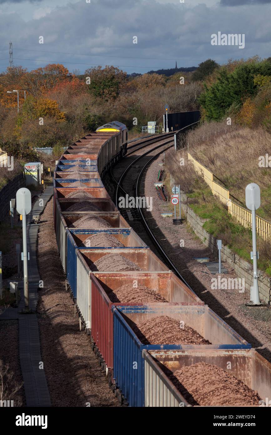 Treno merci che trasporta aggregati in carri a scatola aperta che passa per Wolvercote, Oxford, Regno Unito Foto Stock