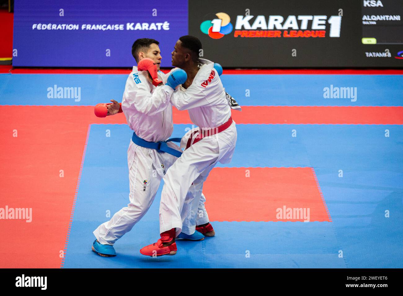 Parigi, Francia. 26 gennaio 2024. Sultan Alqahtani (rosso) dall'Arabia Saudita e Danilo Greco (blu) dall'Italia gareggiano durante la categoria male Kumite 60kg. Il Paris Open Karaté 2024, organizzato dalla World Karaté Federation e dalla French Karaté Federation, si svolge dal 26 al 28 gennaio allo Stadio Pierre de Coubertin di Parigi. Il primo giorno della competizione ha avuto il Round Robin di Kumite e Kata individuale nelle categorie maschile 75kg, 60kg e 84kg e femminile 61kg e 50kg. Credito: SOPA Images Limited/Alamy Live News Foto Stock