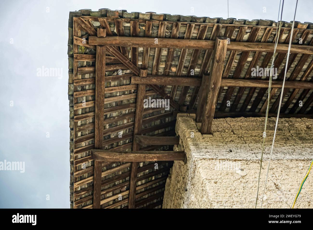 Hakka Tulou (edificio fatto di terra e legno speronato) a Fujian, Cina. L'ampia sporgenza del tetto protegge le pareti dalla pioggia. Foto Stock