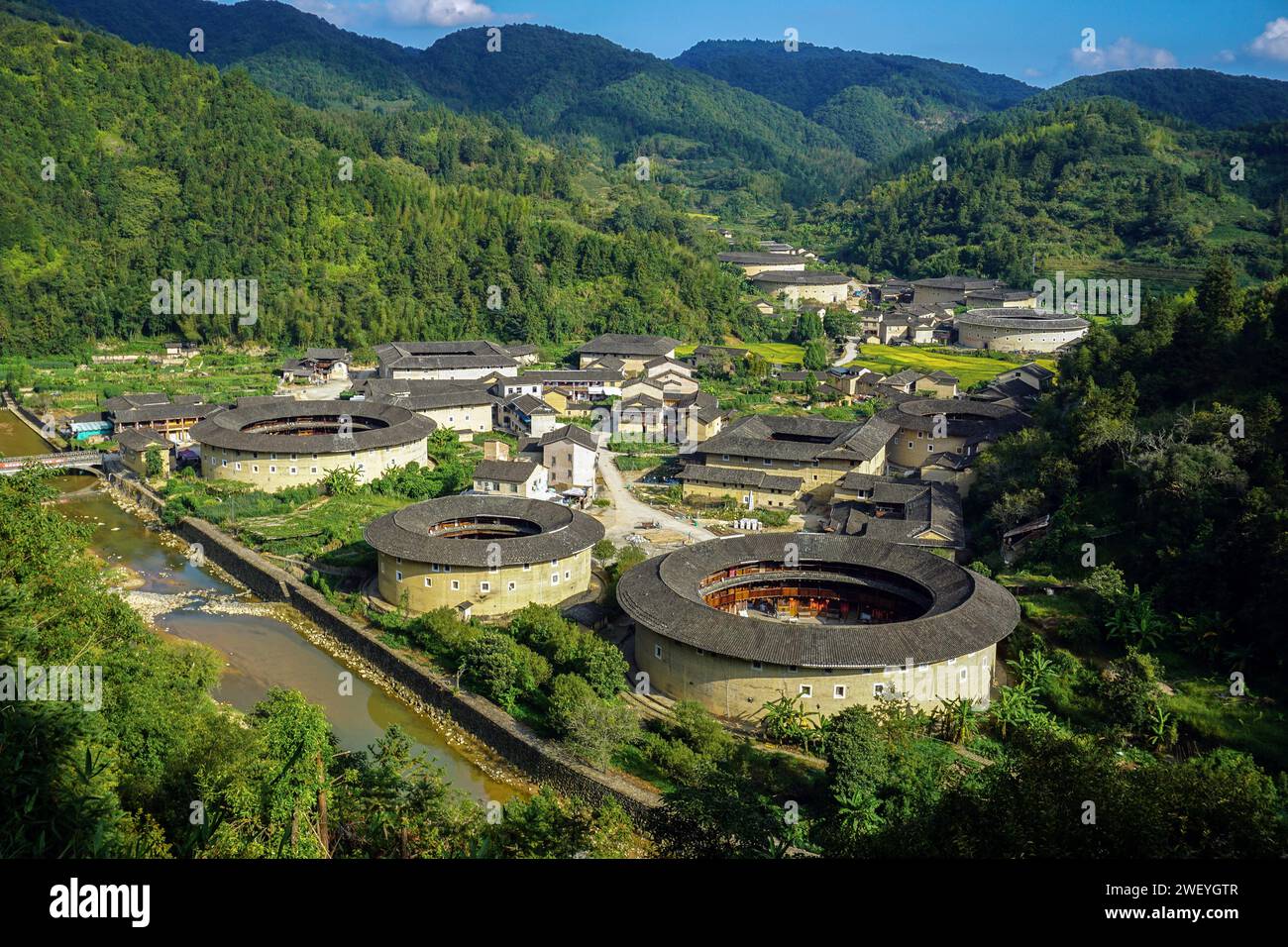 Cluster di Tulou nel villaggio di Hekeng della città di Shuyang, contea di Nanjing, provincia del Fujian Foto Stock