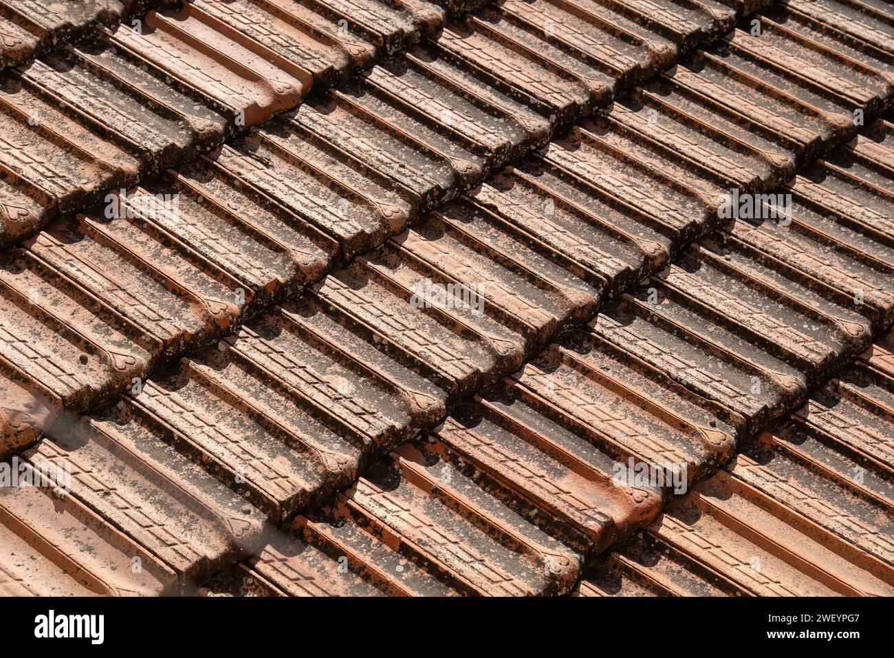 Frammento di vecchie tegole di argilla rossa Foto Stock