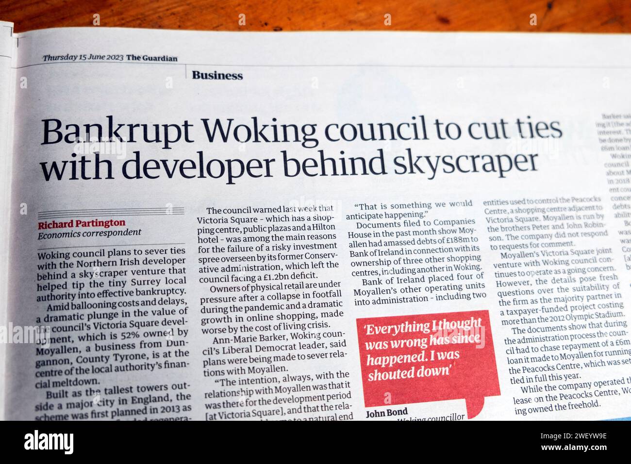 "Banrupt Woking council to cut ties with Developer behind skyscraper" Guardian Newspaper headline business article 15 June 2023 London England UK Foto Stock
