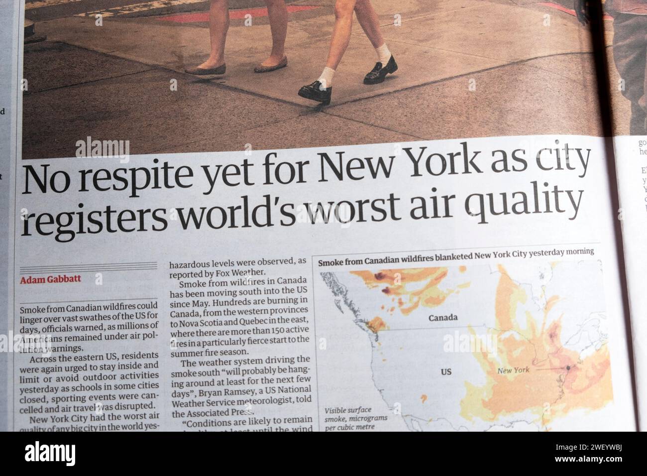 "Non c'è ancora tregua per New York in quanto la città registra la peggior qualità dell'aria del mondo" titolo del quotidiano Guardian Canada Wildfires articolo 10 giugno 2023 Londra Regno Unito Foto Stock