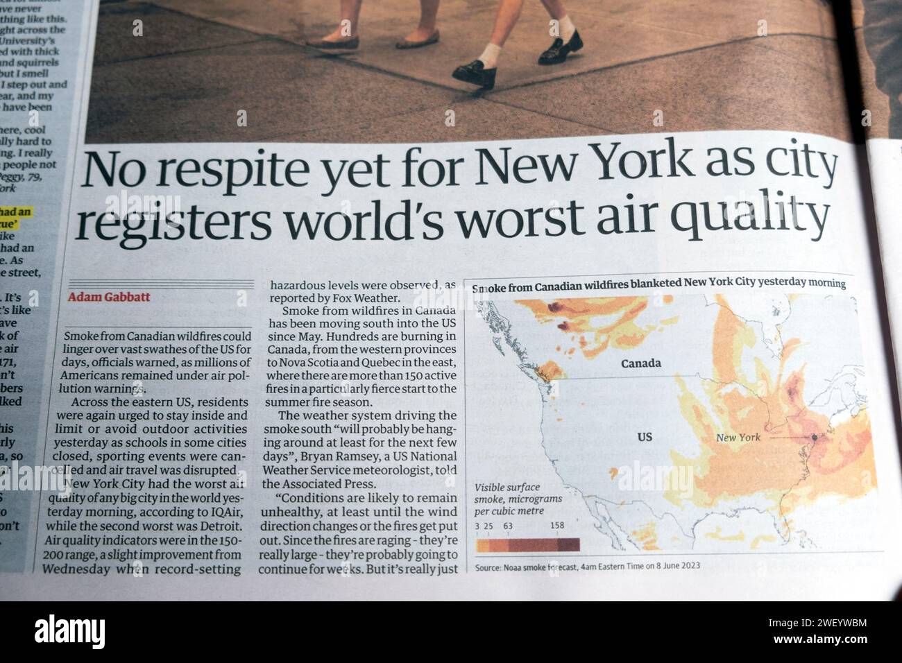 "Non c'è ancora tregua per New York in quanto la città registra la peggior qualità dell'aria del mondo" titolo del quotidiano Guardian Canada Wildfires articolo 10 giugno 2023 Londra Regno Unito Foto Stock