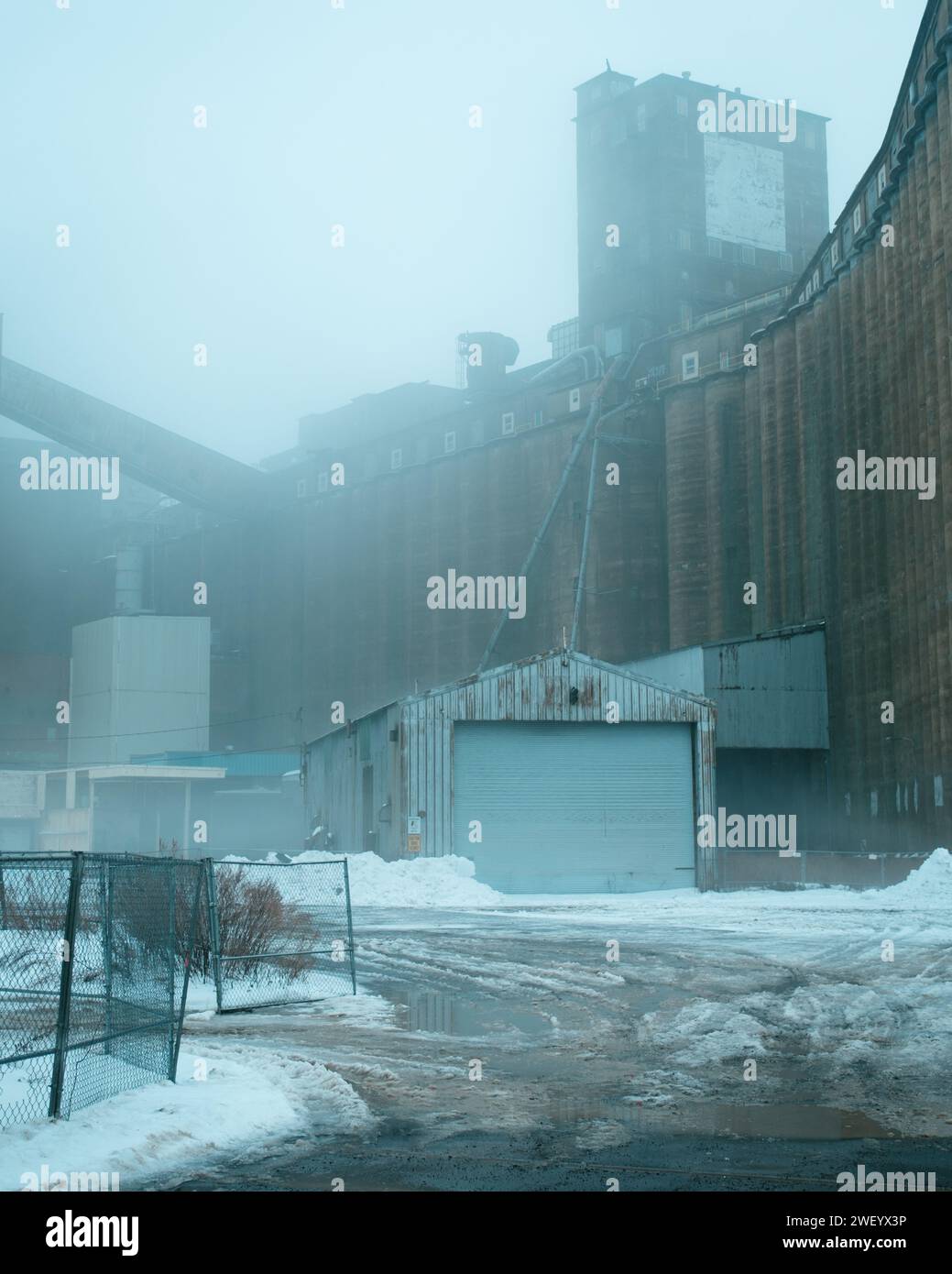 Edifici industriali abbandonati a Silo City in una nebbiosa giornata invernale, Buffalo, New York Foto Stock